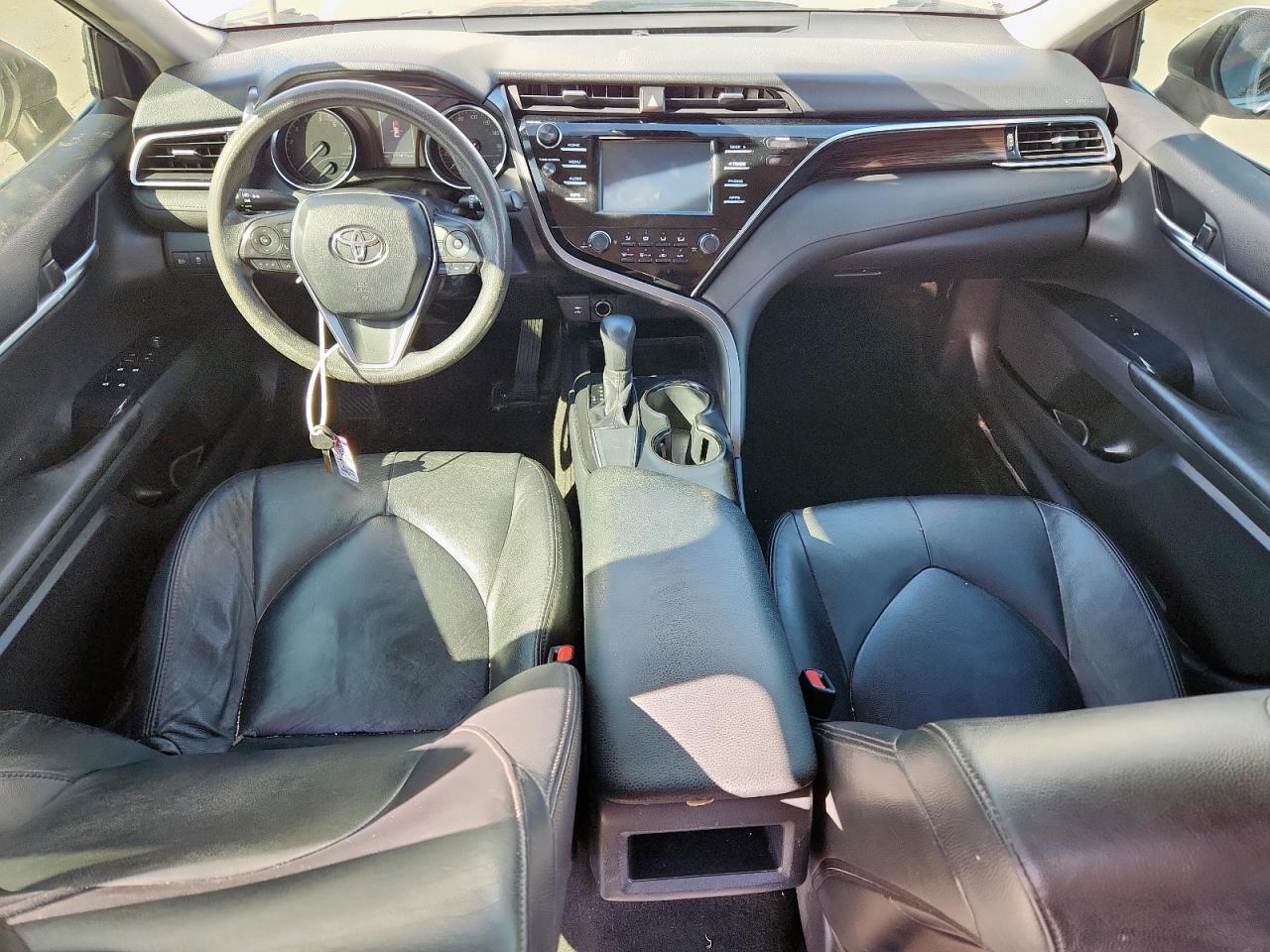Toyota Camry L Image 9