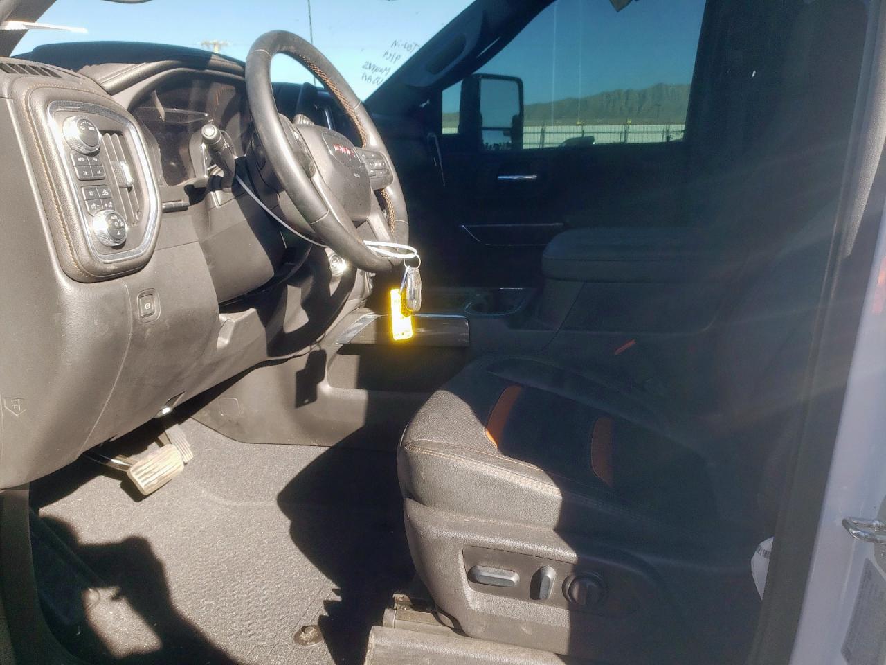 GMC Sierra K2500 At4 Image 11