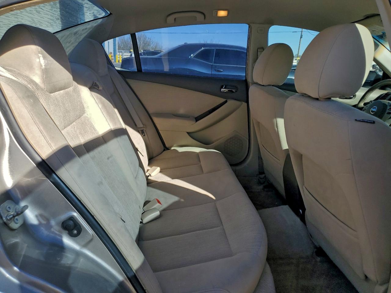 Nissan Altima Base Image 8