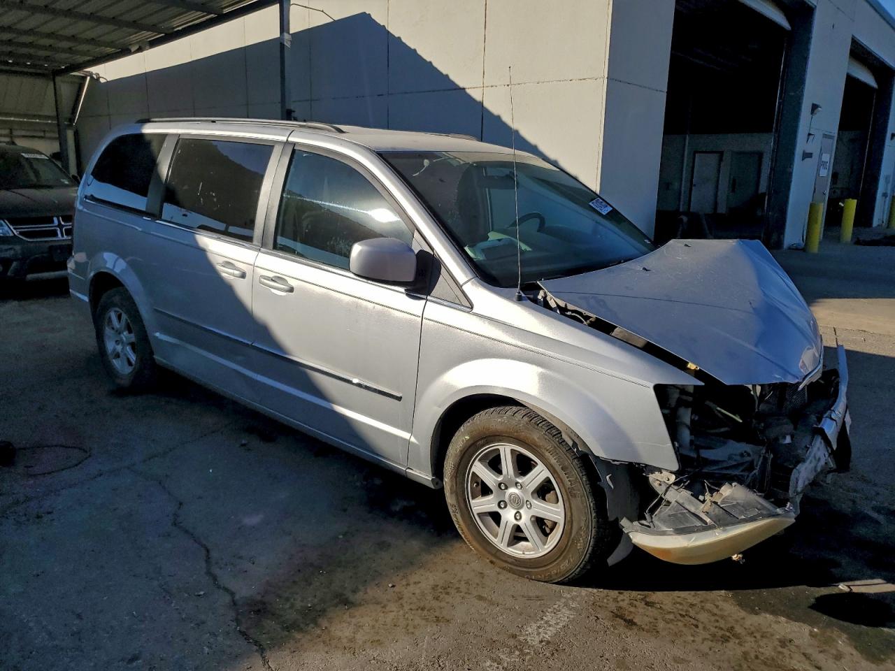 Chrysler Minivan Touring Image 2