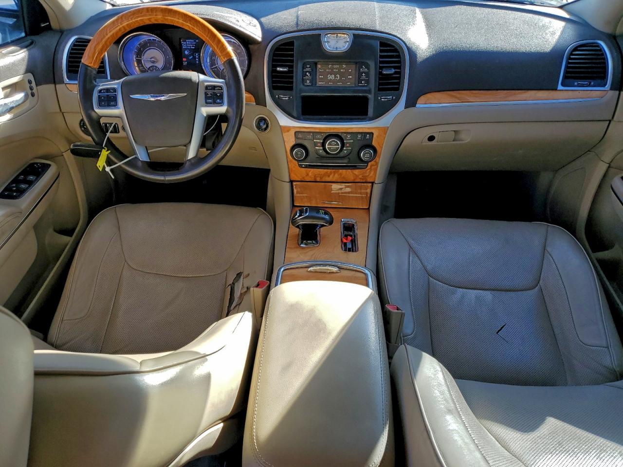 Chrysler 300 Limited Image 3