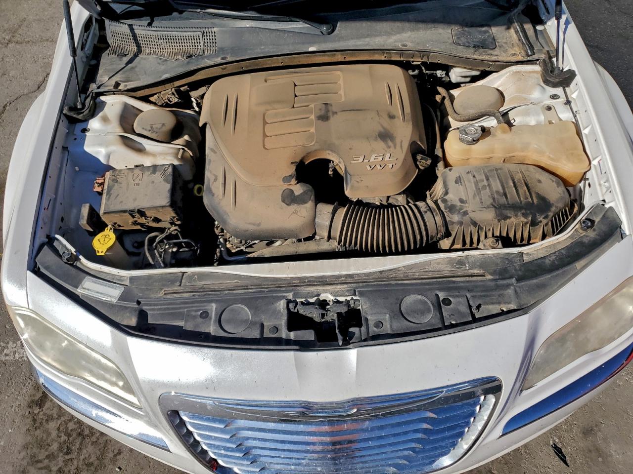 Chrysler 300 Limited Image 12