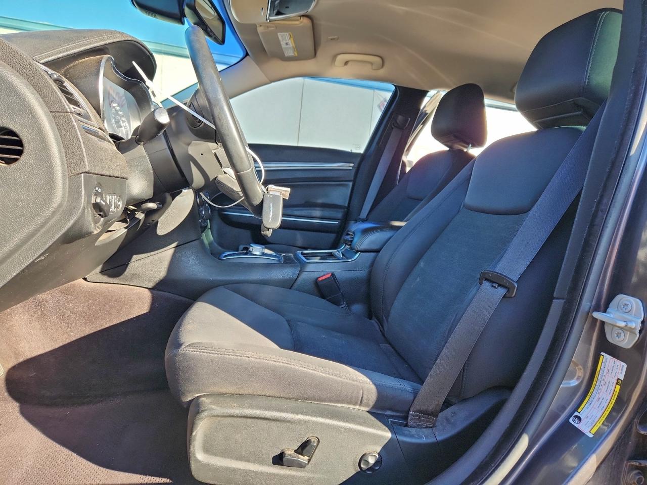 Chrysler 300 Touring Image 8