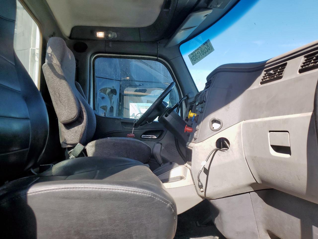 Peterbilt Tractor 579 Image 6