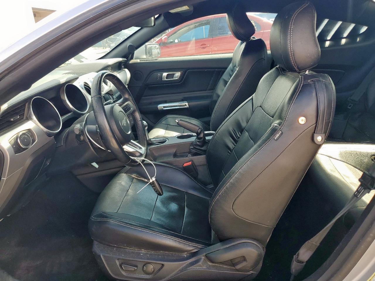 Ford Mustang Image 6