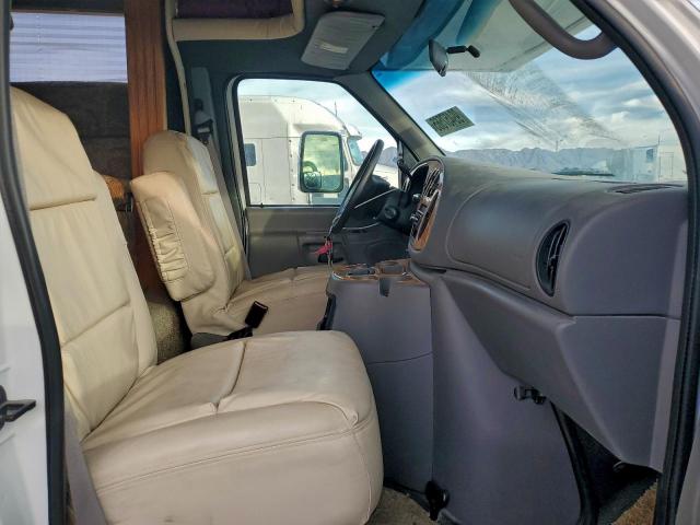 Ford Econoline E450 Super Duty Cutaway Van Image 5